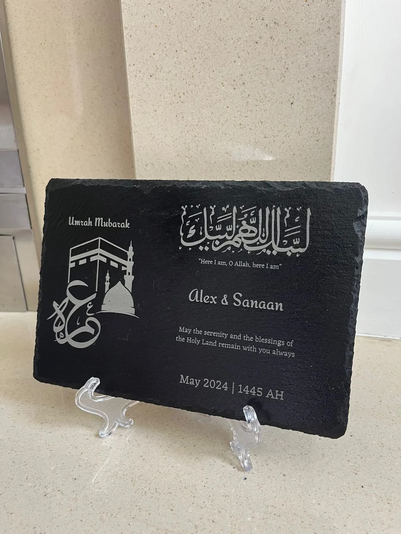 Umrah Mubarak slate engraved with the Talbiyah, a Kaaba illustration, names and a message